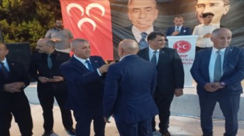 İzmir'de MHP'ye katılan 350 kişiye rozet takıldı