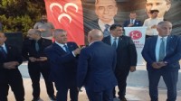 İzmir'de MHP'ye katılan 350 kişiye rozet takıldı