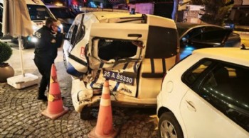 İzmir'de bir otomobilin polis aracına çarpması güvenlik kamerasında