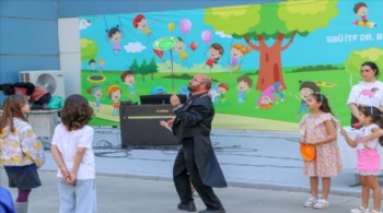 İzmir'de hastanede tedavi gören çocuklara 23 Nisan sürprizi