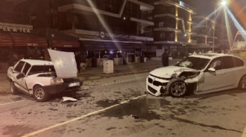 İzmir'de iki otomobil çarpıştı: 3 yaralı