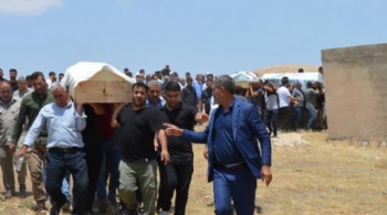 İzmir'de kazada ölen 3 kardeş, Mardin'de yan yana toprağa verildi