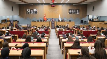 İzmir'de lise öğrencileri meclis deneyimi yaşadı