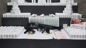 İzmir'de otomobilden 8 bin uyuşturucu hap çıktı!