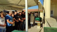 İzmir'de otomobilin ağaca çarpması sonucu ölen kişinin cenazesi toprağa verildi