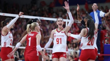 İzmir'in voleyboldaki gururu Defne