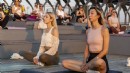 Karşıyaka’da gün batımında yoga buluşması
