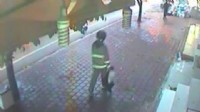 Kaskla girdiği iş yerini soyup soğana çevirdi