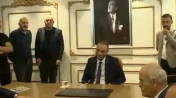 Koltuğa böyle oturdu, FETÖ paylaşımları ortaya çıktı!