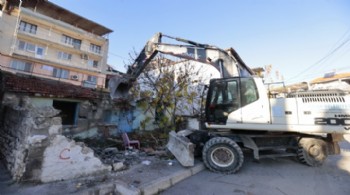 Konak'ta metruk binalar bir bir yıkılıyor