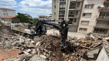 Konak’ta metruk bina yıkımları tam gaz
