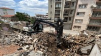 Konak’ta metruk bina yıkımları tam gaz