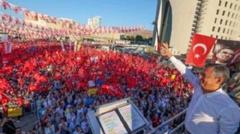 Kürsüden mahşeri kalabalığa seslendi: Erdoğan'a 'Türk-Kürt-Arap' ittifakı yanıtı