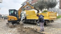 Kuşadası Belediyesi'nden farklı mahallelere eş zamanlı yol mesaisi