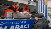 Kuşadası Belediyesi'nden sıcak çorba ikramı