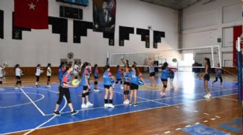 Kuşadası'nda minikler için yaz demek, spor demek