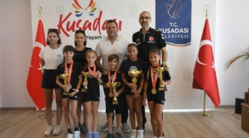 Kuşadası'nın gururu minik jimnastikçilerden Başkan Vekili'ne ziyaret