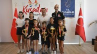 Kuşadası'nın gururu minik jimnastikçilerden Başkan Vekili'ne ziyaret