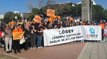 LÖSEV'den İzmir'de farkındalık korteji
