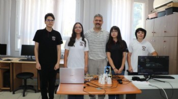 Lise öğrencileri, atık elektronik eşyalardan akıllı mikroskop üretti