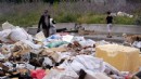 Mahalledeki boş arazide atık yığını!