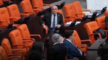 Meclis'te vekiller birbirlerinin üzerine yürüdü