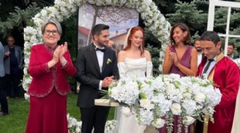 Meral Akşener yeni imajı ile ortaya çıktı
