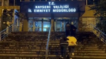 Midelerinden uyuşturucu çıktı; 3 gözaltı