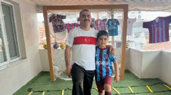 Oğlunun hayali için evinin balkonunun mini futbol sahasına çevirdi