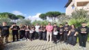 Okul bahçesinde öğrencilerden zeytin hasadı