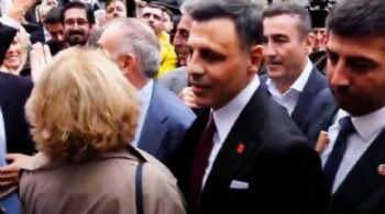 Olağanüstü kongrede bir kez daha CHP İstanbul İl Başkanı seçilen Özgür Çelik, mazbatasını alıyor