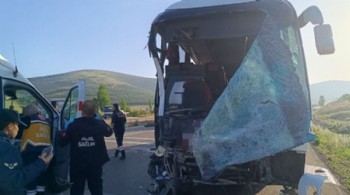 Otobüsle kamyonet çarpıştı: 17 yaralı!