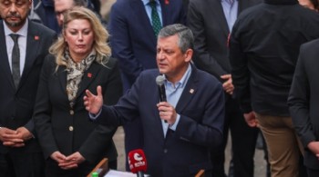 Özel'den deprem bölgesinde Erdoğan'a 'hazımsız' çıkışı: Yalanı doğru gibi söylüyor; konteynerlerde kalanları tüm Türkiye'ye göstereceğim!