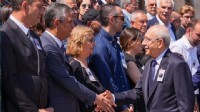 Özel ve Kılıçdaroğlu tokalaştı