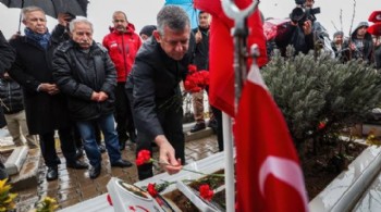 Özgür Özel, Kahramanmaraş’ta Kapıçam Deprem Şehitliği’ni ziyaret etti