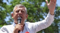Özgür Özel'den Gaziantep'te sert mesaj: '30 yıl muhalefet lideri olacağıma 3 gün bile o koltukta oturmam'