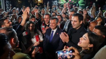 Özgür Özel'e canlı yayın çıkışı büyük sürpriz: Gençler tarafından uğurlandı