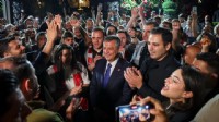 Özgür Özel'e canlı yayın çıkışı büyük sürpriz: Gençler tarafından uğurlandı