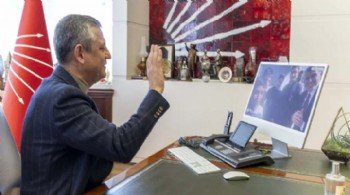 Özgür Özel fırtınada Atatürk büstünü koruyan öğrencilerle görüştü