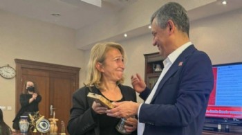 Özgür Özel, genel başkanlık mührünü Muğla Milletvekili Derici'ye emanet etti
