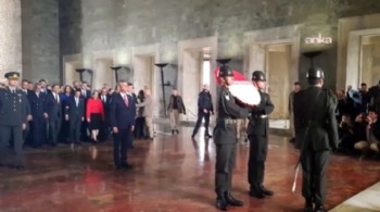 Özgür Özel'in Yeni Parti lideri olarak Anıtkabir'e ilk ziyareti: