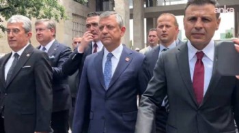 Özgür Özel kalabalığa seslendi: 'Darbeyi TBMM'nin önünde püskürttünüz'