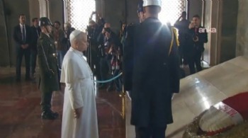 Papa'nın ilk durağı Anıtkabir: Mozole önünde saygı