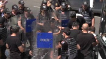 Rutte 'protesto edilmeli' demişti, NATO protestosuna polis müdahalesi