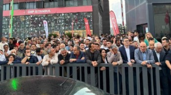 Sabaha kadar nöbet tutan CHP'li vekiller kalabalığa karışan sivil polisleri tek tek tespit etti