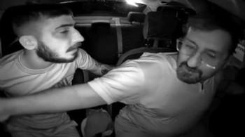 Takside dehşetin sonu gelmiyor: Emekli polisi yumrukladı havaya ateş açtı!