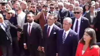 Taksim Meydanı'nda mahşeri kalabalık: Gürsel Tekin, 'Geleceğim' dedi, gelmedi