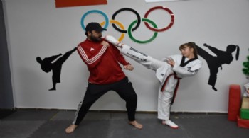 Tekvando milli takım antrenörü baba, kızını şampiyonluğa hazırlıyor