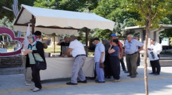 Tire Belediyesi’nden vatandaşa aşure ikramı