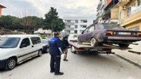 Tire’de terk edilmiş araçlar, otoparka çekildi